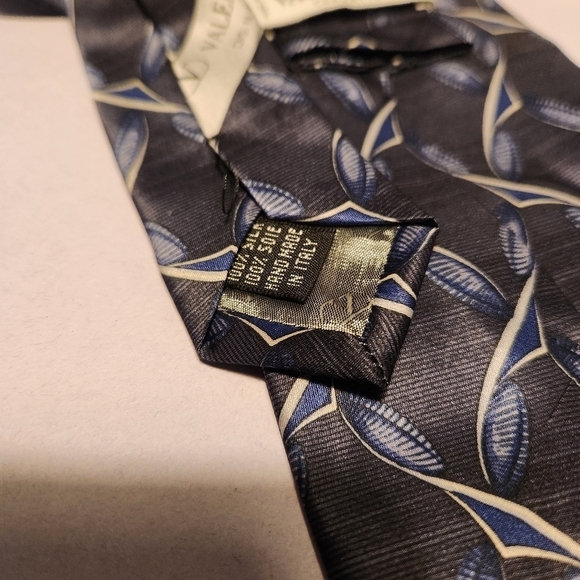 Valentino Cravatte Vintage Italian 100% Silk  Tie - Blue Geometric Pattern - Picture 8 of 10